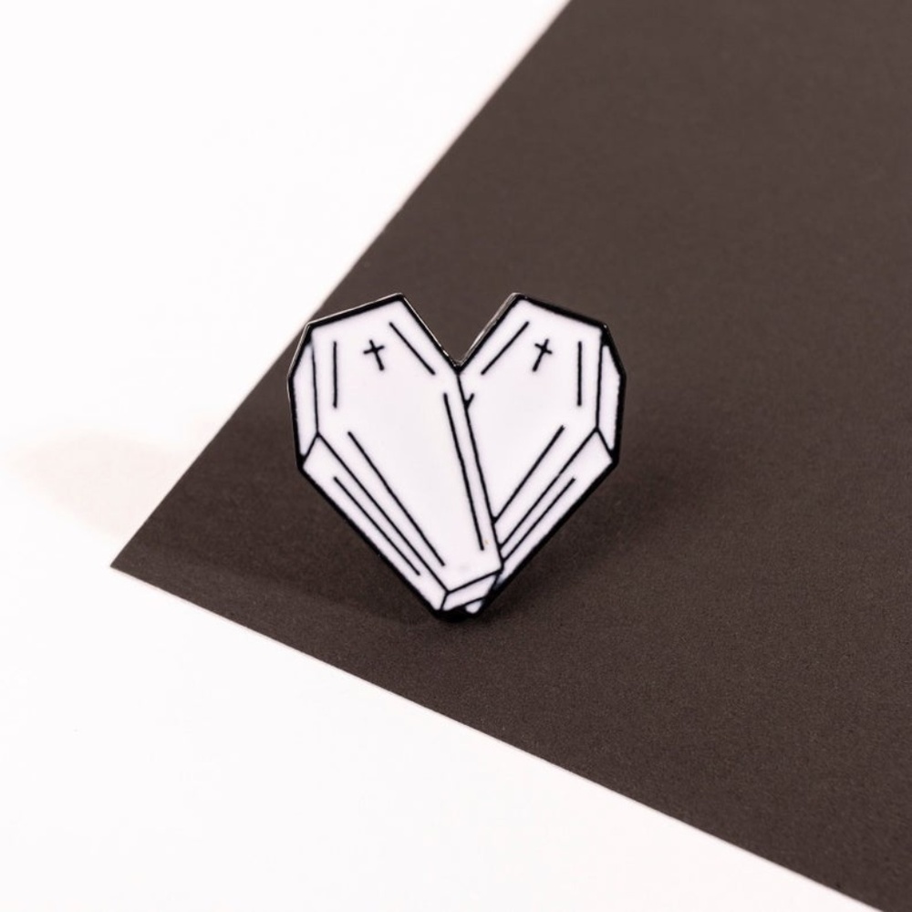 Coffin heart vampire pin goth punk witchy gift - Picture 4 of 6